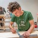 Landsberg
Firma Containus gegründet von Philip Michel
Johannes Metzger misst das Holz für den Ausbau einer Sauna