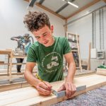 Landsberg
Firma Containus gegründet von Philip Michel
Johannes Metzger misst das Holz für den Ausbau einer Sauna