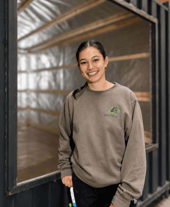 Tabea Adelwarth, Schreinerin in Ausbildung bei Contain-us