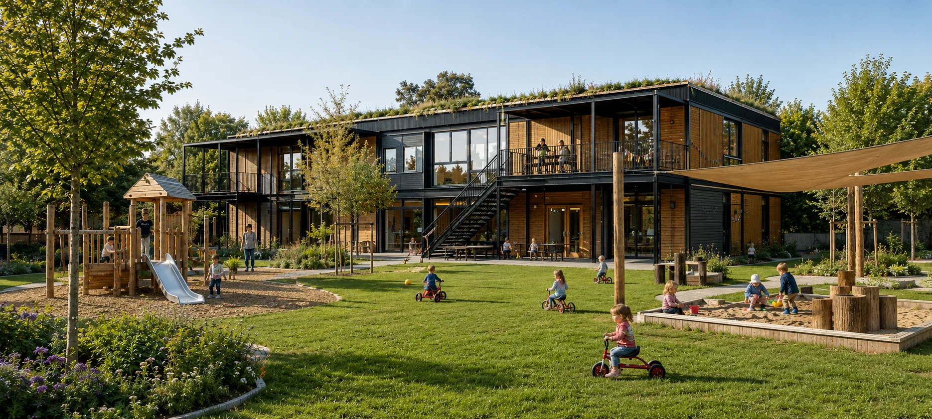 Zweigeschossige Kita mit begrüntem Dach und Holzfassade, davor eine Wiese mit spielenden Kindern
