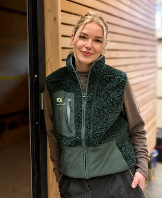 Enya Heldt, Schreinerin bei Contain-us