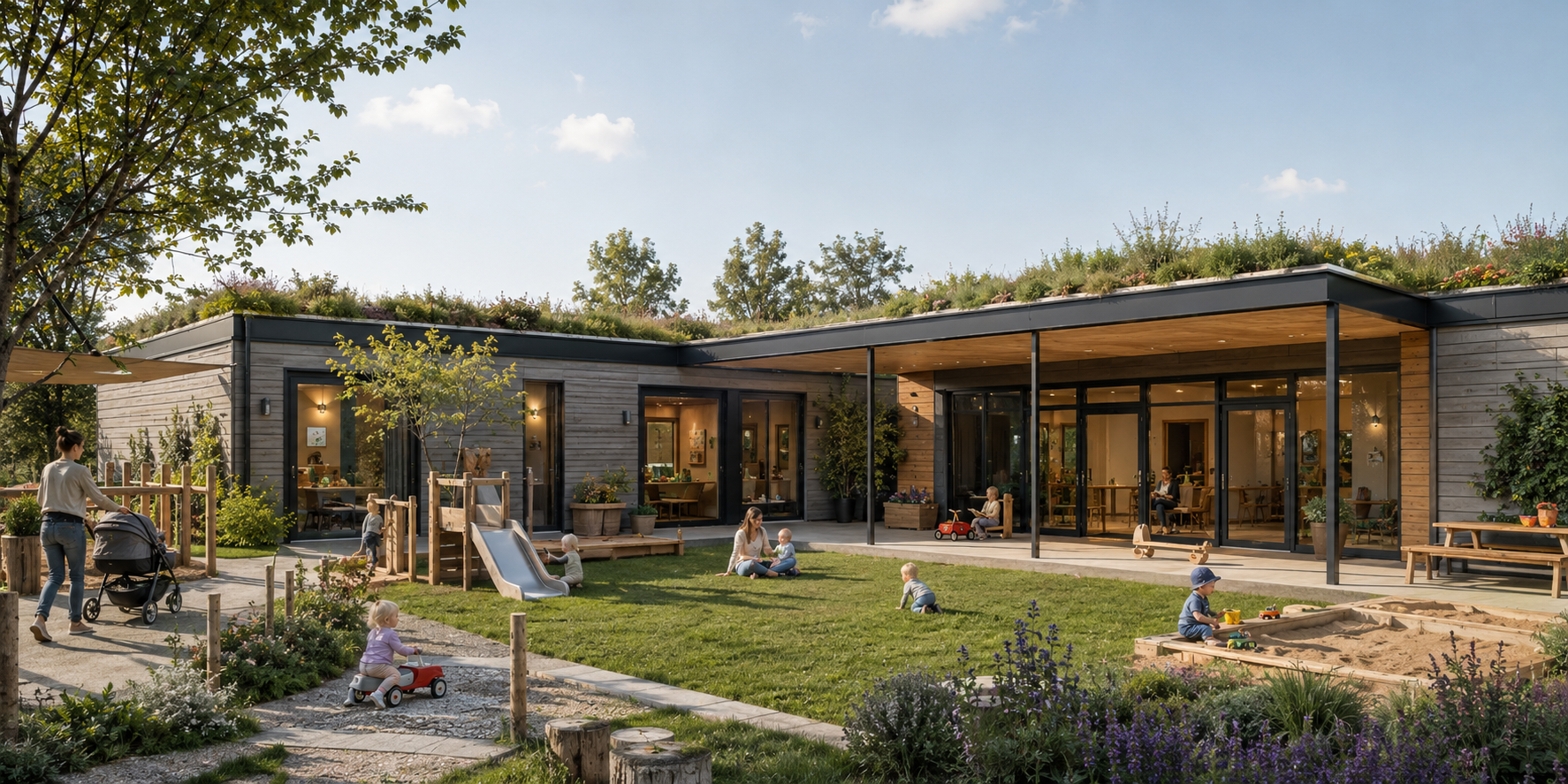 Eingeschossige Kindertageseinrichtung in Modulbauweise mit begrüntem Dach, überdachter Terrasse und großen Fensterfronten, davor Spielgeräte und ein Sandkasten