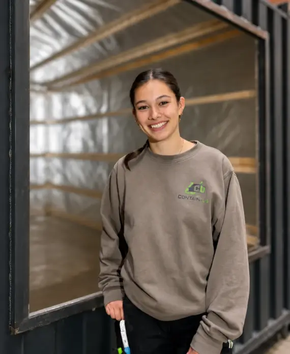 Tabea Adelwarth, Schreinerin in Ausbildung bei Contain-us