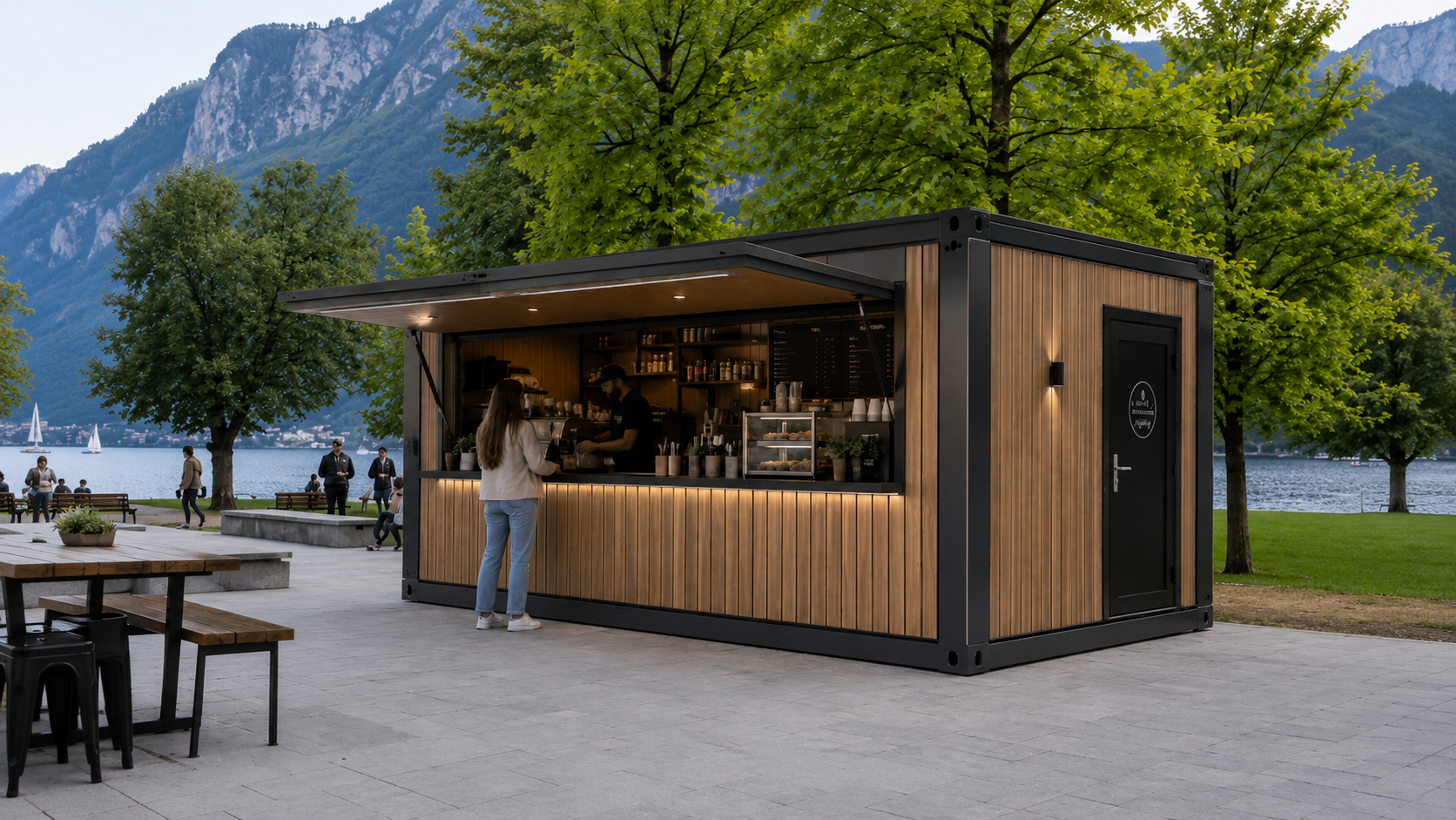Verkaufsmodul mit hochklappbarer Front und Holzfassade an einem See, davor Sitzplätze