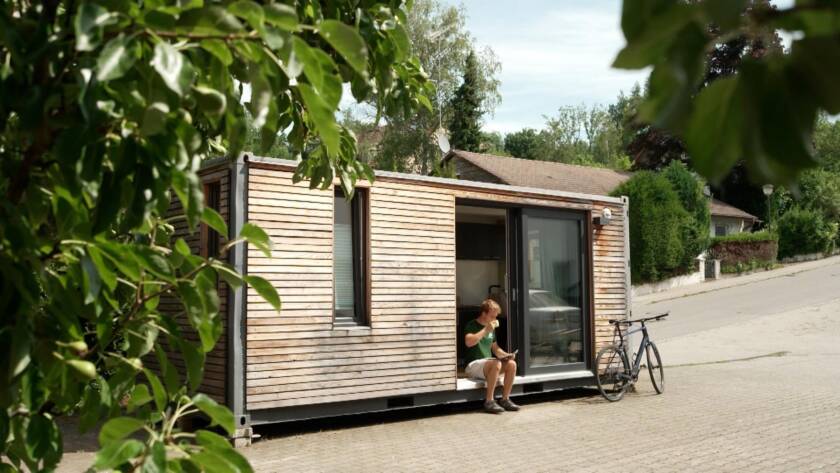Tiny House von Contain-us aus einem Schiffscontainer, mit Holzverschalung und offener Schiebetür – Standbild aus dem BR-Beitrag der Abendschau