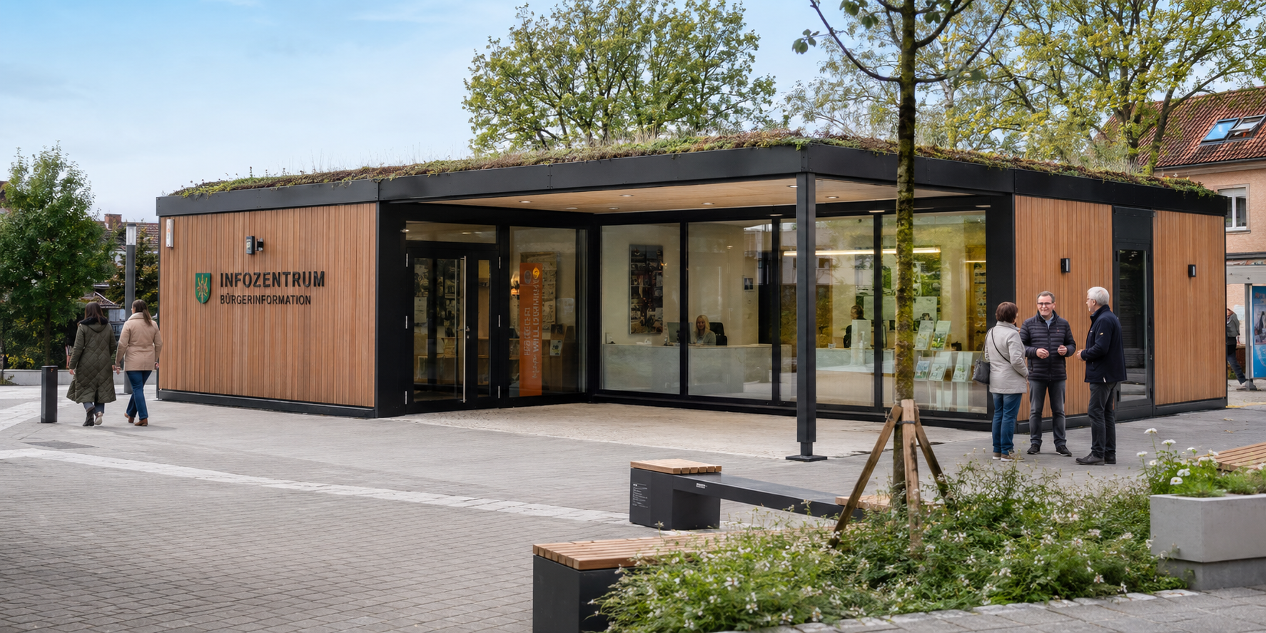 Eingeschossiges Infozentrum mit Bürgerinformation in Modulbauweise mit Holzfassade, begrüntem Dach und umlaufender Fensterfront an einem Ortsplatz