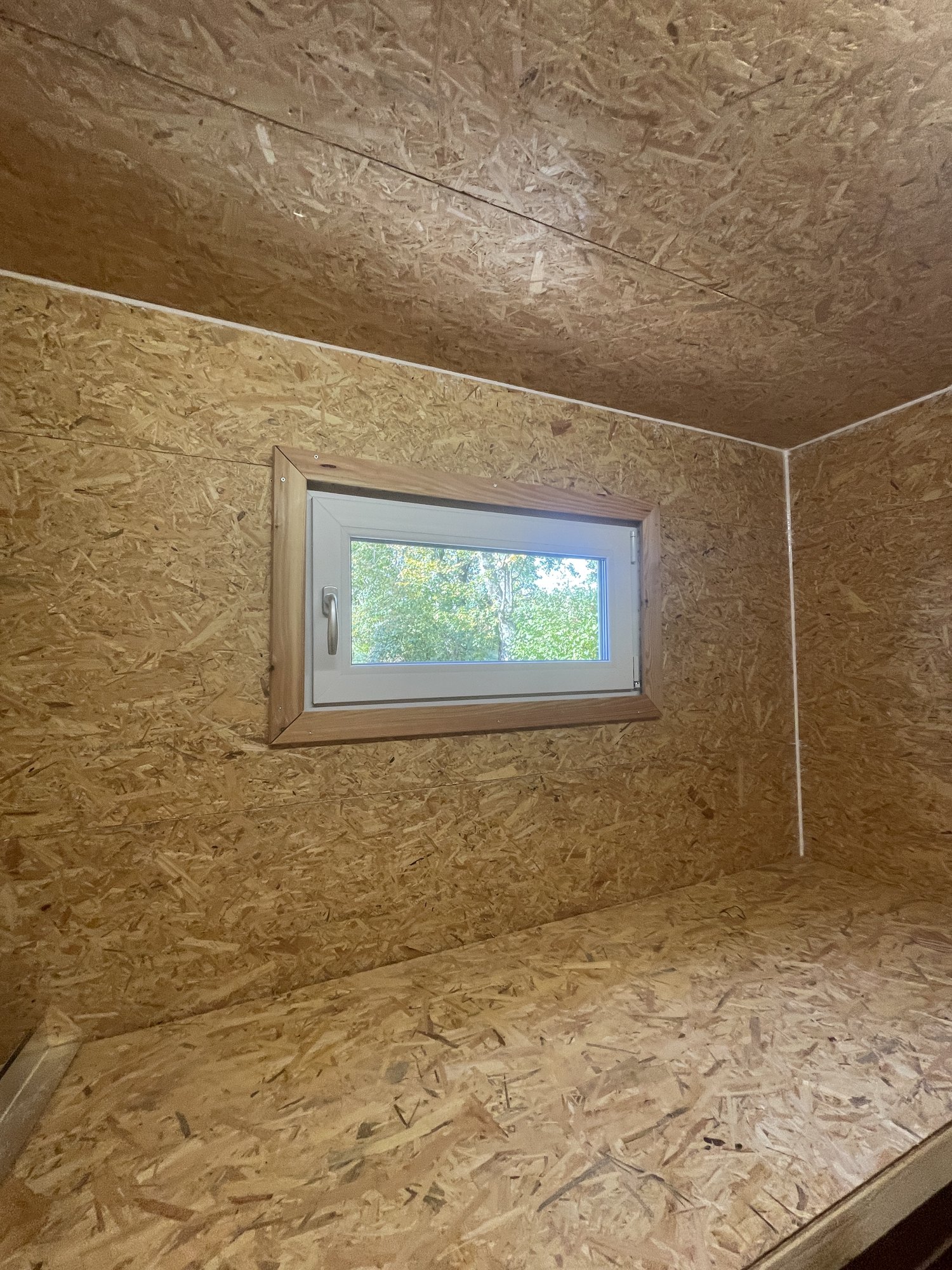 OSB-verkleideter Innenraum mit Oberlicht, das Tageslicht in den Lagerbereich bringt