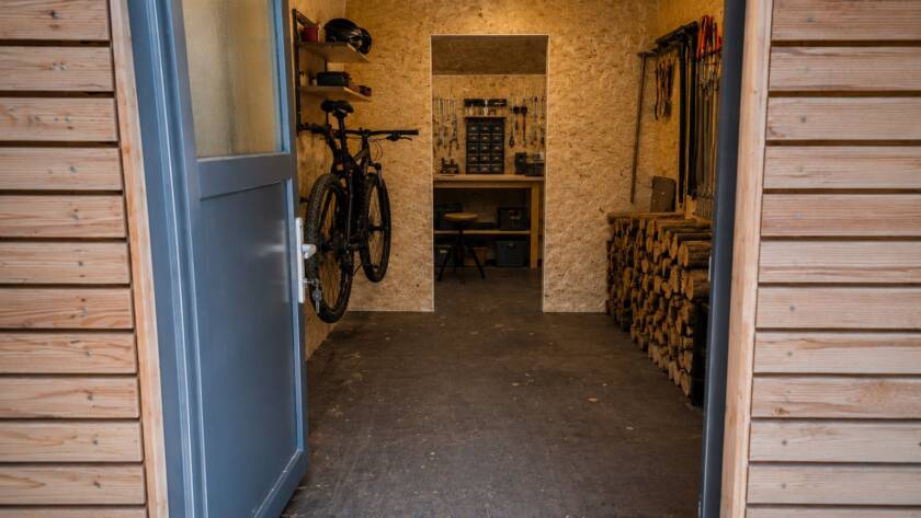 Gartenhaus 15 m² von CONTAIN-US – eingeräumte Werkstatt mit OSB-Ausbau