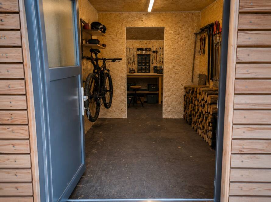 Gartenhaus 15 m² von CONTAIN-US – eingeräumte Werkstatt mit OSB-Ausbau