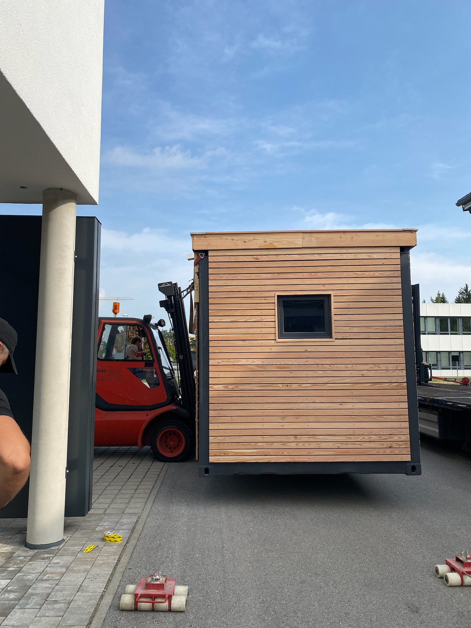 Das fertige Gartenhaus wird mit dem Gabelstapler zum Transport verladen