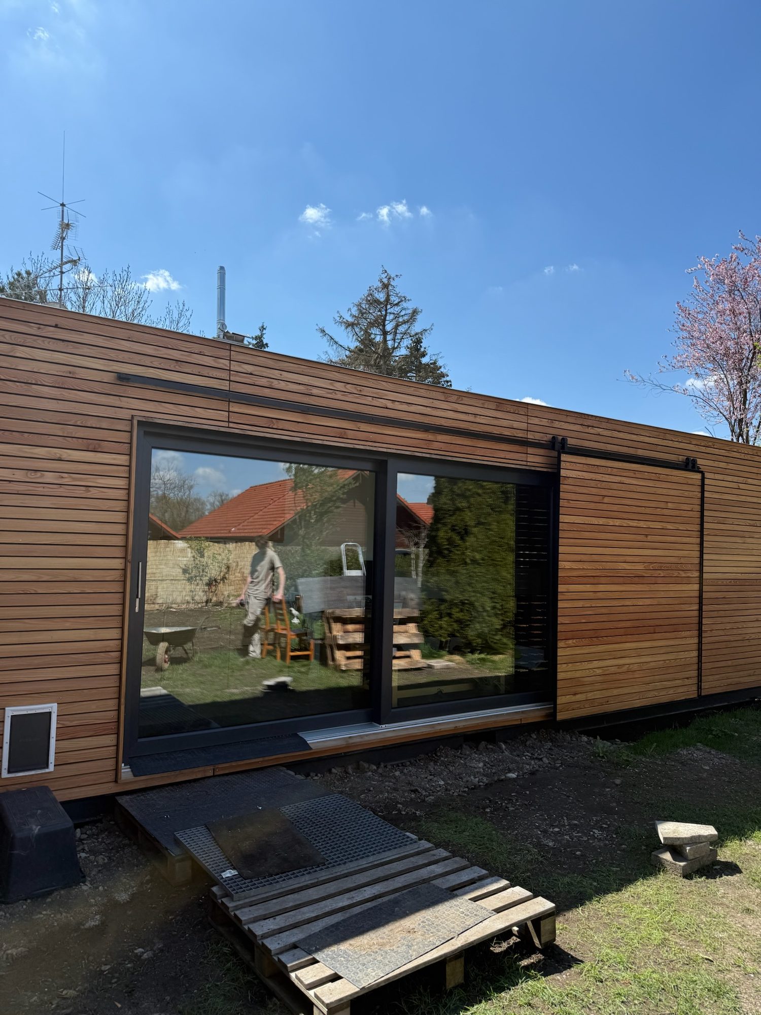 Heimkino 15 m² von Contain-us – das Modul steht auf Kanthölzern im Garten, die Aufstellung ist noch nicht abgeschlossen