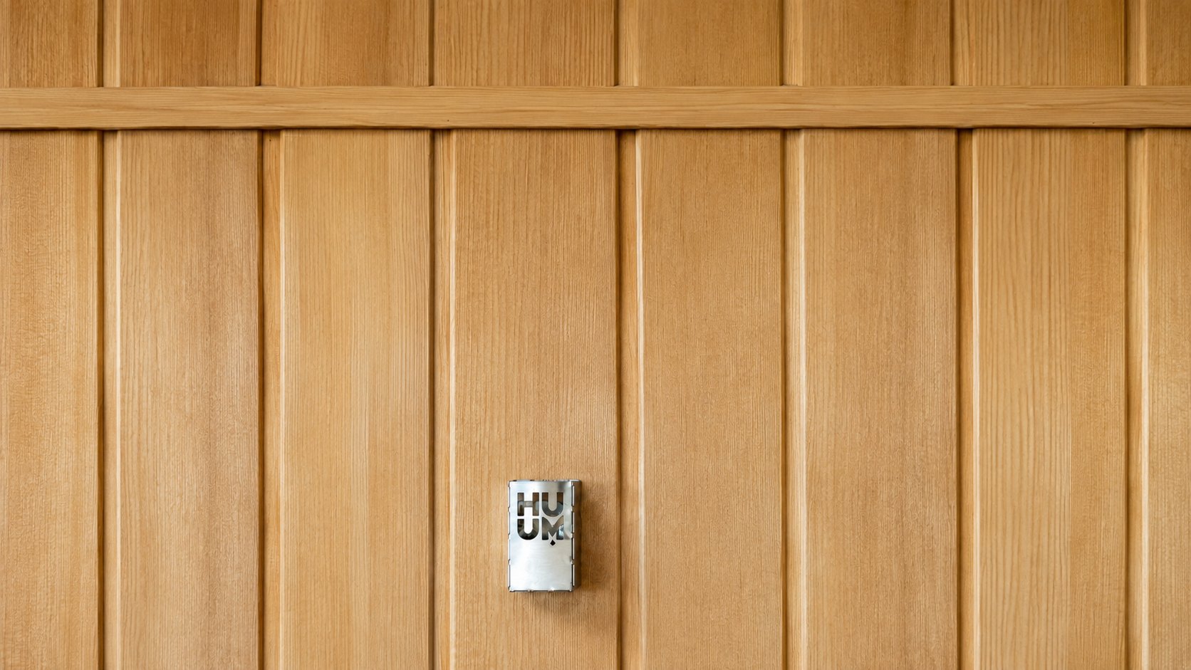 Sauna 7 m² von CONTAIN-US – HUUM-Steuerung an der Hemlock-Wand