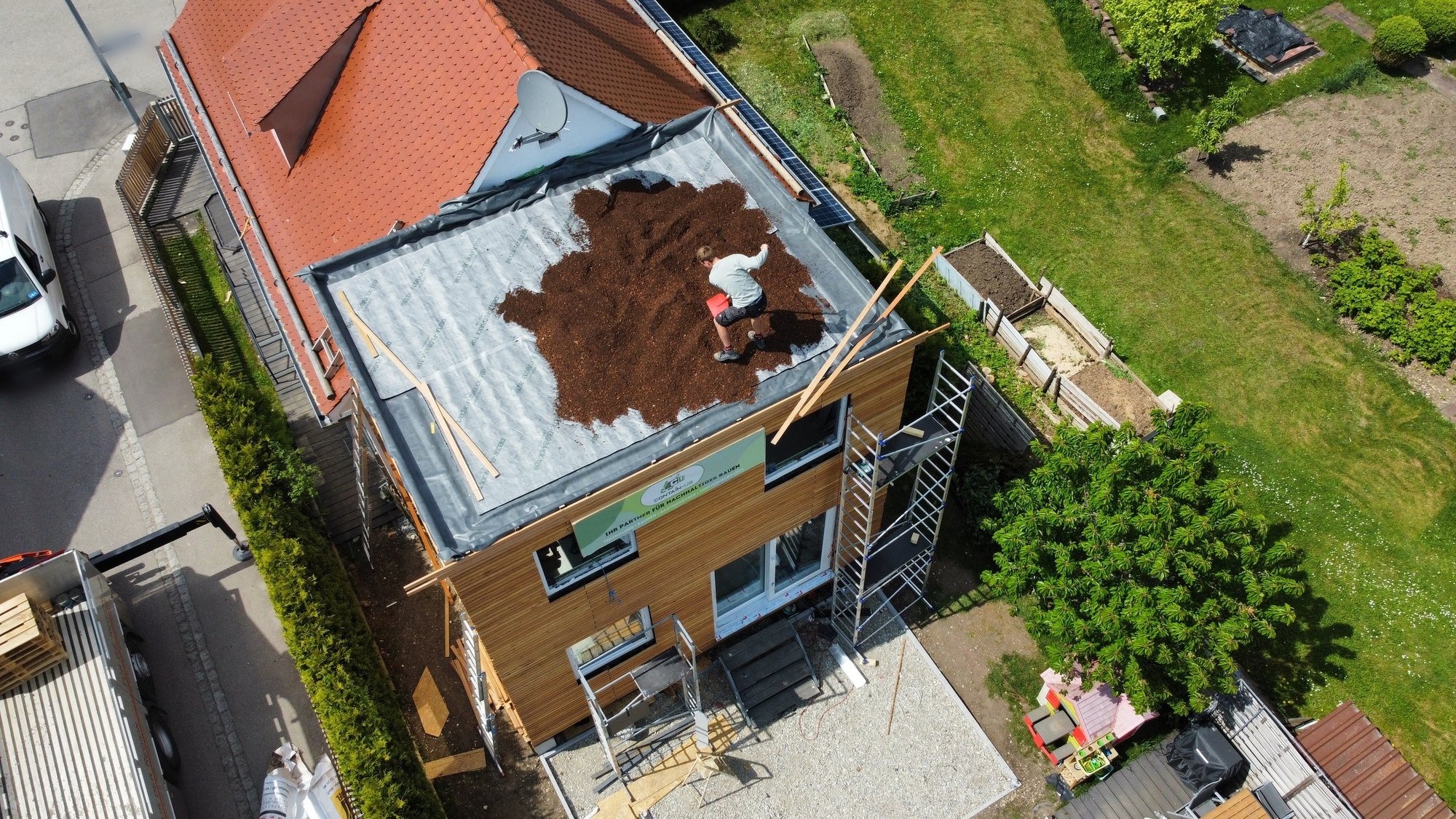 Luftaufnahme des zweistöckigen Anbaus am Bestandshaus mit begrüntem Dach