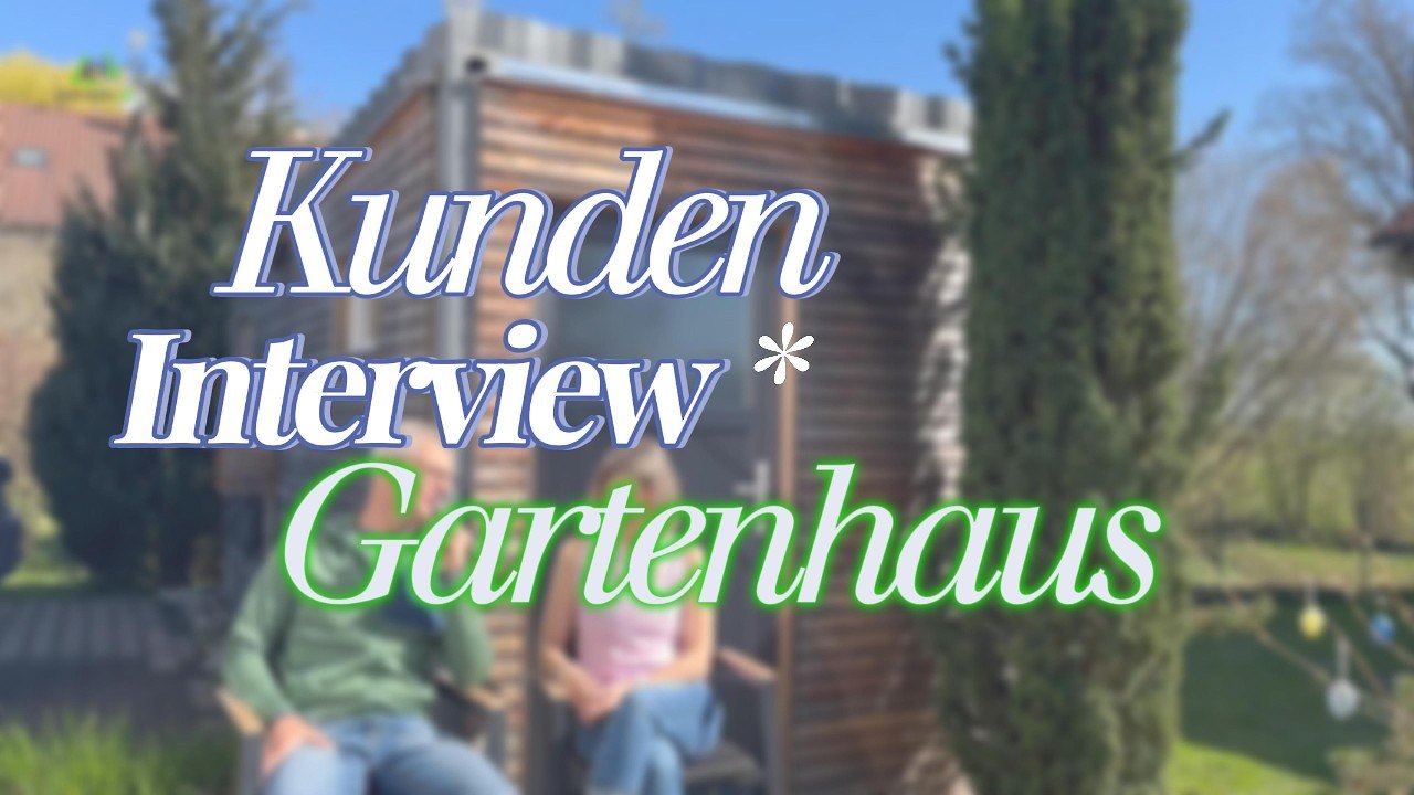 Zwei Kunden sitzen im Garten vor ihrem Gartenhaus aus Holz, Standbild aus dem Kundeninterview