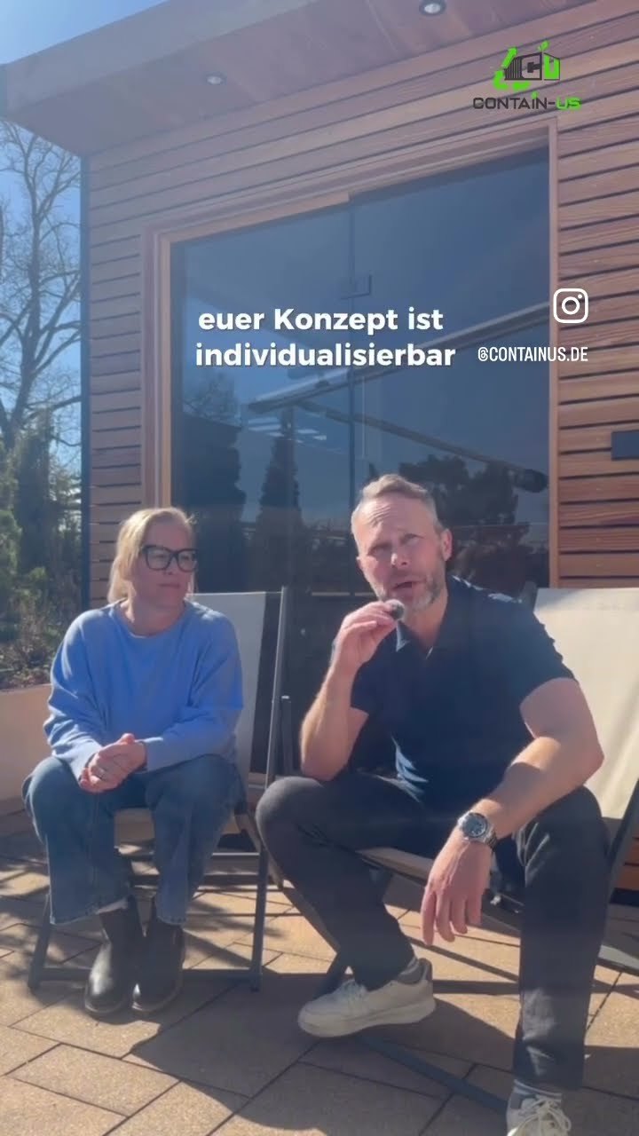Zwei Kunden sitzen auf ihrer Dachterrasse vor der Sauna mit Lärchenfassade, Standbild aus dem Kurzclip