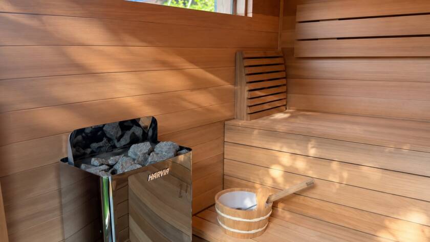 Sauna 7 m² von CONTAIN-US – Harvia-Saunaofen im Saunaraum