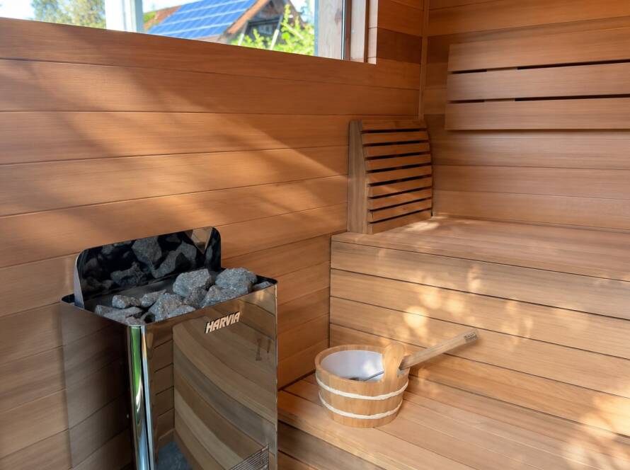 Sauna 7 m² von CONTAIN-US – Harvia-Saunaofen im Saunaraum