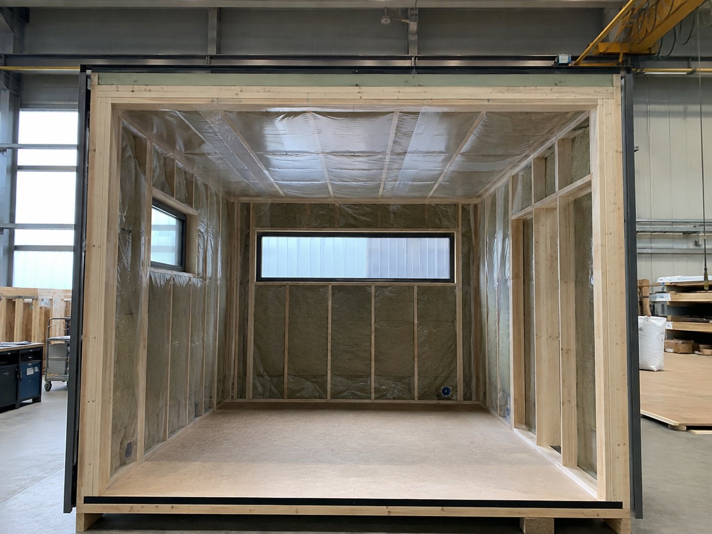 Saunamodul im Rohbau von innen: Holzständerwerk, Dämmung und Dampfbremse, aufgenommen in der Fertigungshalle