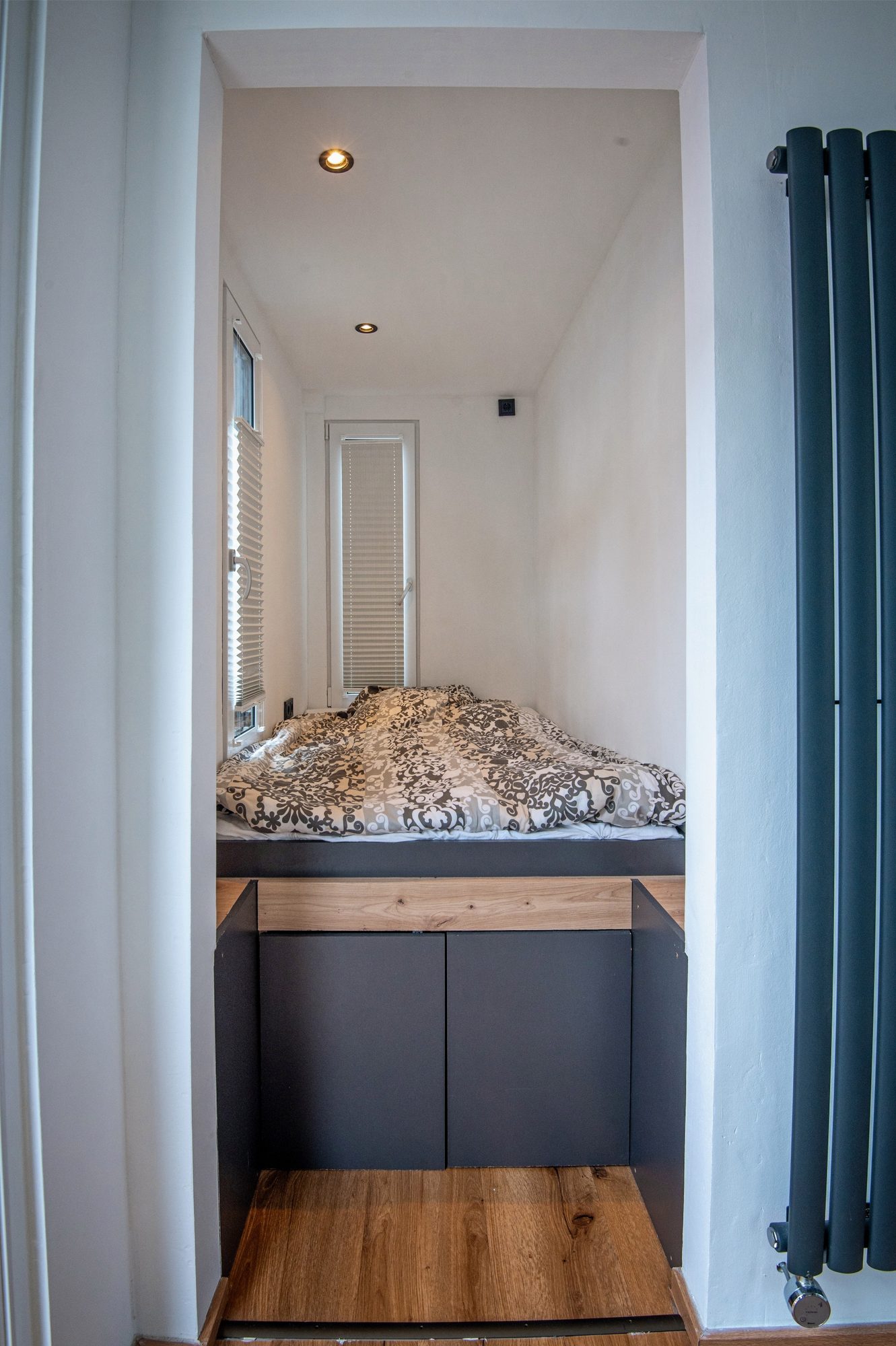 Tiny House 15 m² von Contain-us – Schlafnische mit Bett über Stauraumschränken