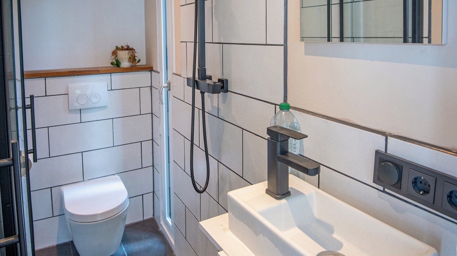 Tiny House 15 m² von CONTAIN-US – Badezimmer mit Regendusche, WC und Waschbecken