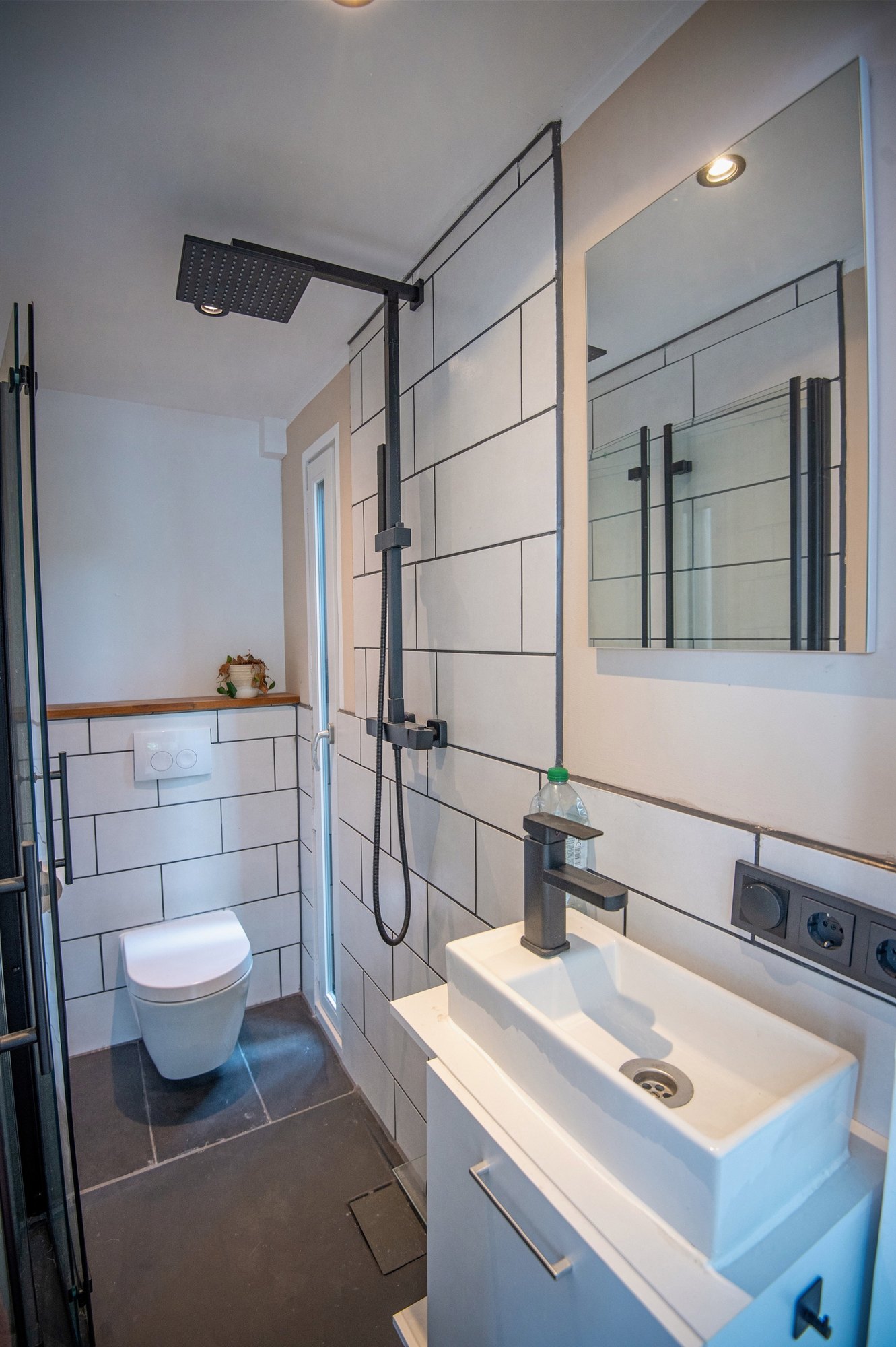 Tiny House 15 m² von CONTAIN-US – Badezimmer mit Regendusche und WC