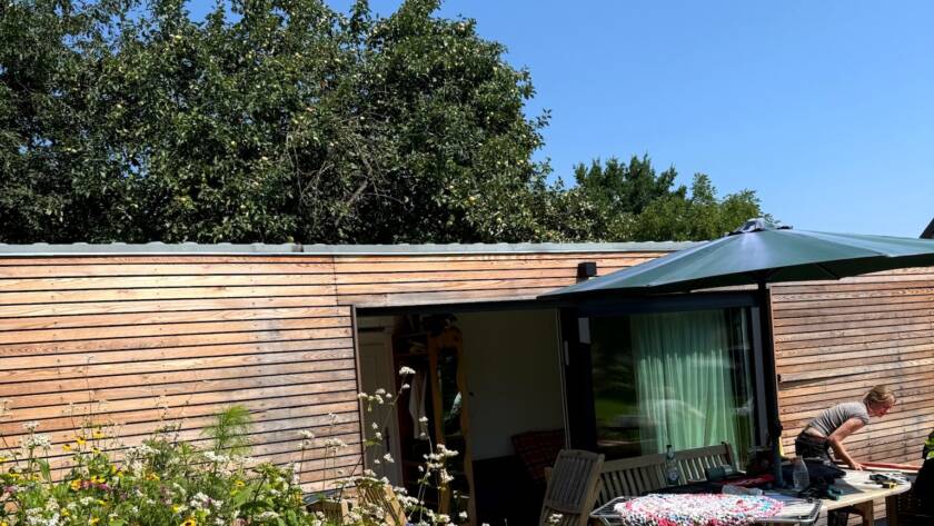 Tiny House 30 m² von Contain-us – Außenansicht mit Holzfassade und vorgelagerter Terrasse