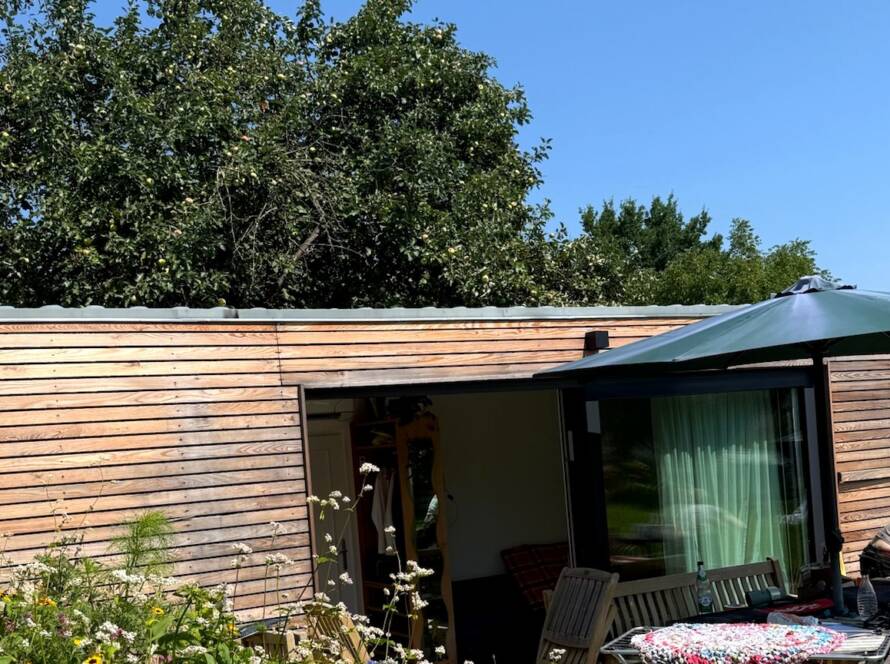 Tiny House 30 m² von Contain-us – Außenansicht mit Holzfassade und vorgelagerter Terrasse