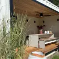 Projekt Outdoor-Küche: Kochen, Grillen und Sitzen auf 15 Quadratmetern