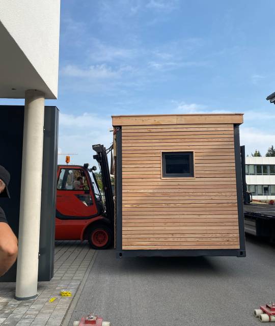 Das fertige Gartenhaus wird mit dem Gabelstapler zum Transport verladen